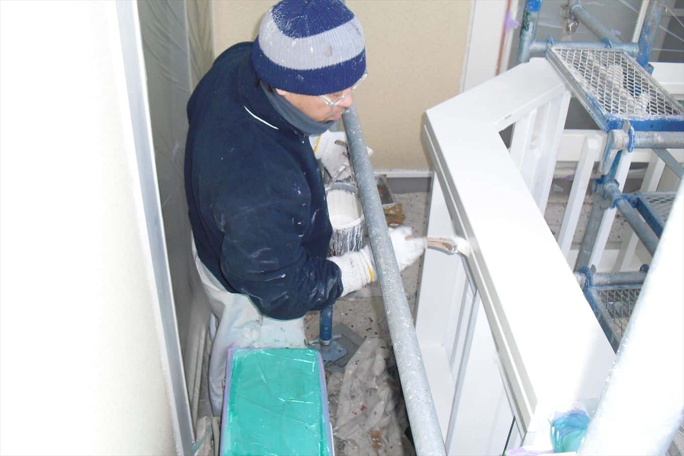 CIMG5229_R | 外壁塗装は神奈川県横浜市の塗装職人 ベランダ木部の中塗り