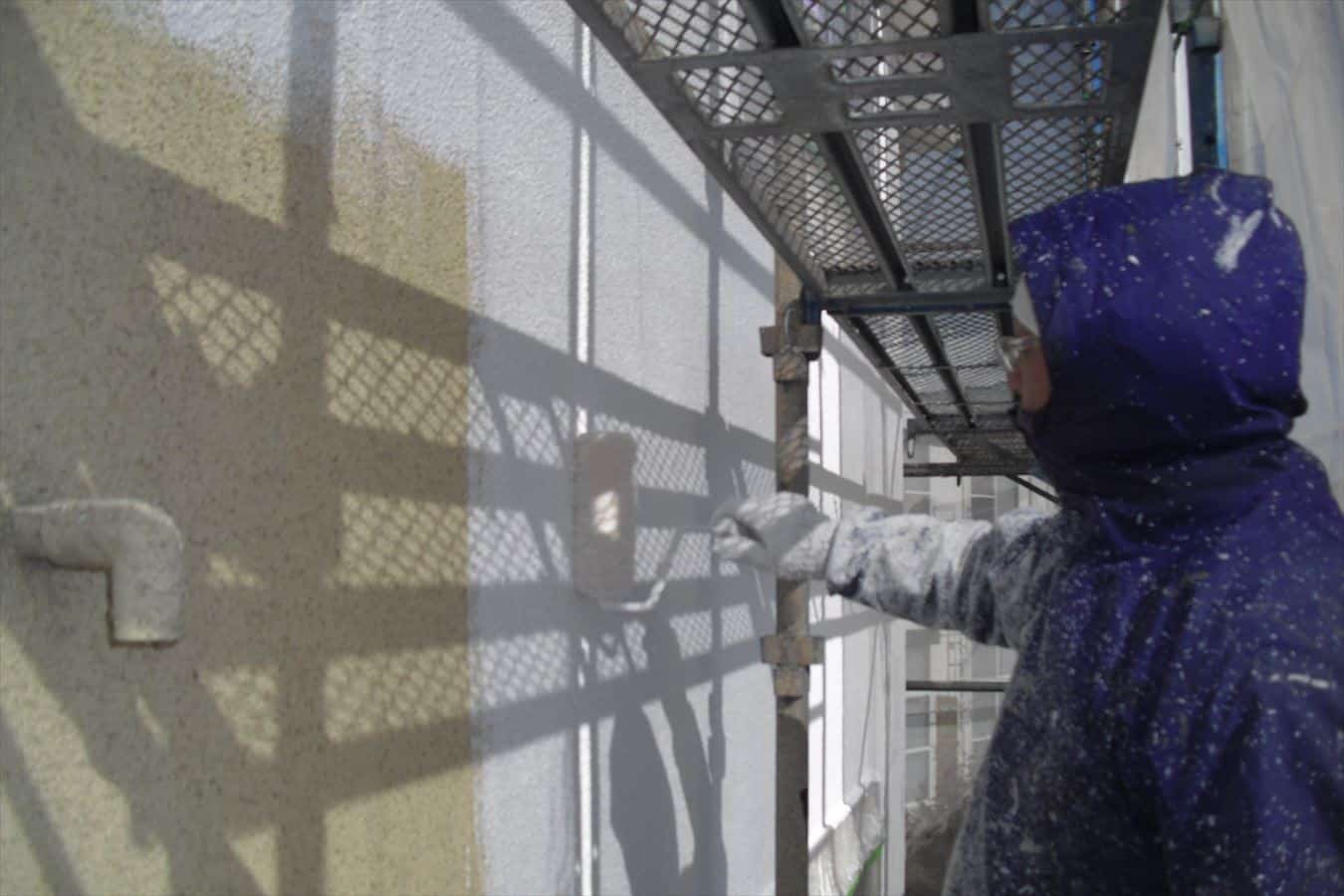 CIMG5260_R | 外壁塗装は神奈川県横浜市の塗装職人 下塗り作業中