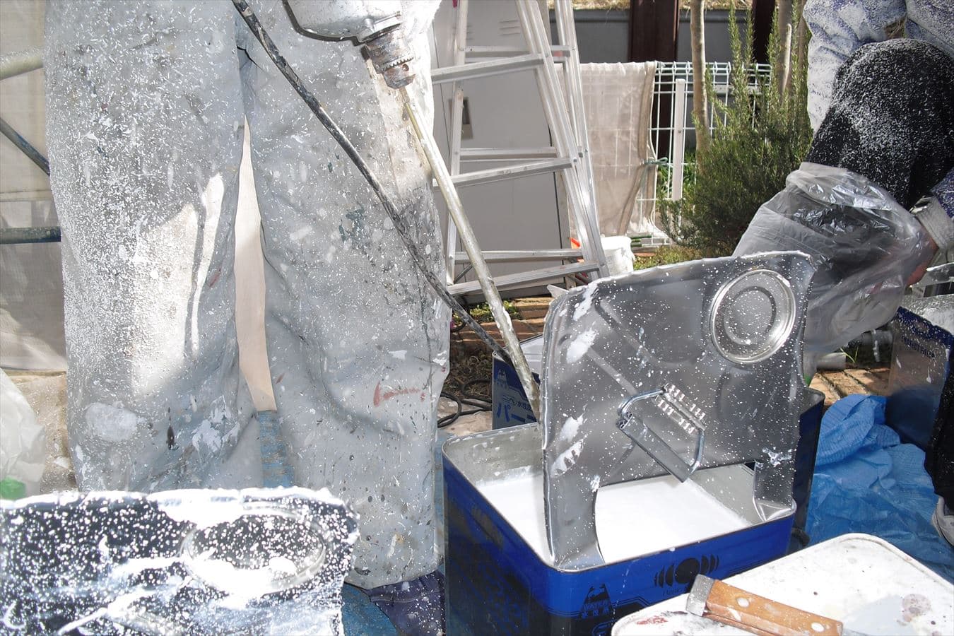 CIMG5264_R | 外壁塗装は神奈川県横浜市の塗装職人 マゼラーで塗料を希釈する