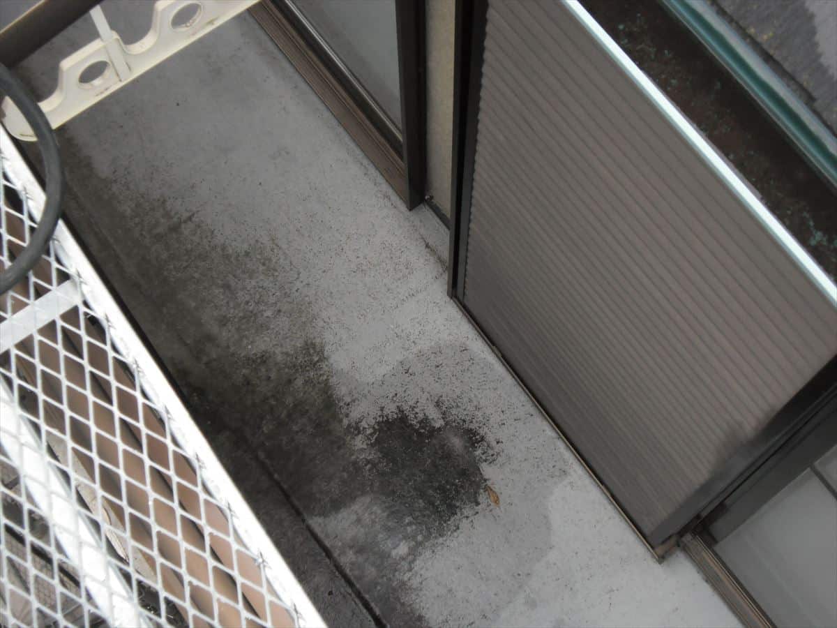 CIMG7886_R | 外壁塗装は神奈川県横浜市の塗装職人 ベランダ汚れ