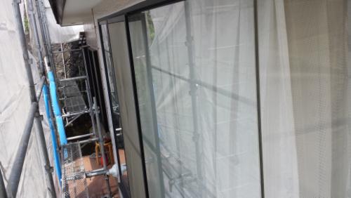 2013-07-18_101919 | 外壁塗装は神奈川県横浜市の塗装職人 Scaffolding erected along the exterior of a building beside large glass windows, seen from outside.