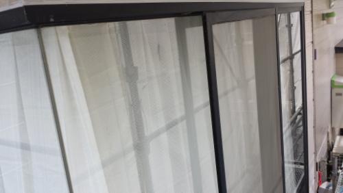 2013-07-18_101922 | 外壁塗装は神奈川県横浜市の塗装職人 Glass wall or partition with black metal frames, viewed from inside a building.