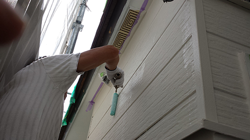 20130728_clear2 | 外壁塗装は神奈川県横浜市の塗装職人 Person painting white exterior siding with a short foam roller on a long handle