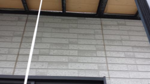 20130826-090438 | 外壁塗装は神奈川県横浜市の塗装職人 White cable hanging in front of a light gray brick wall.