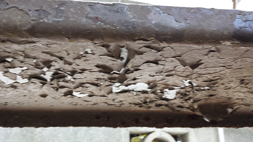 koushin_29hakuri2 | 外壁塗装は神奈川県横浜市の塗装職人 Close-up of a rusted, peeling metal beam with flaky brown coating and chipped paint/finish.