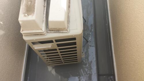20130928-135319 | 外壁塗装は神奈川県横浜市の塗装職人 Outdoor air conditioner condenser unit in a narrow space between two walls.