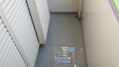 20131202-132335 | 外壁塗装は神奈川県横浜市の塗装職人 Narrow hallway with a wet, glossy gray floor, white storage lockers on the left and purple trim on the right wall.