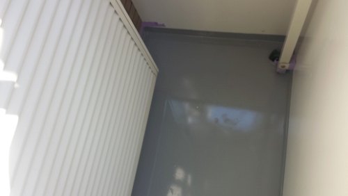 20131203-092945 | 外壁塗装は神奈川県横浜市の塗装職人 Narrow utility closet with a white radiator along the left wall, gray floor, and pale walls; a purple bracket is visible in the top corner.