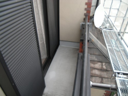 koushin_CIMG1151-1 | 外壁塗装は神奈川県横浜市の塗装職人 Narrow balcony with a sliding glass door on the left, a metal railing along the edge, and a satellite dish mounted on the wall.