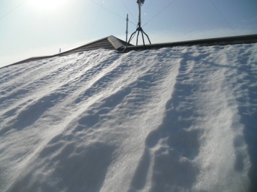 koushin_CIMG1199-1 | 外壁塗装は神奈川県横浜市の塗装職人 Snow-covered roof seen from a low angle with bright sun glare and visible antennas above the ridge.