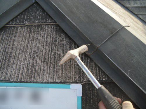 koushin_CIMG1205-1 | 外壁塗装は神奈川県横浜市の塗装職人 Person hammering a nail into dark roof shingles near the edge during repair (close-up)