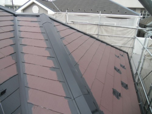 koushin_CIMG1243-1 | 外壁塗装は神奈川県横浜市の塗装職人 Sloped red tile roof under construction with metal ridge cap and scaffolding around the building