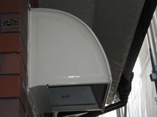 koushin_CIMG1254-1 | 外壁塗装は神奈川県横浜市の塗装職人 White curved-top outdoor mailbox mounted to a brick wall, with its front panel open to reveal the inner compartment.