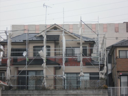 koushin_CIMG1268-1 | 外壁塗装は神奈川県横浜市の塗装職人 Two-story house under renovation wrapped in scaffolding and protective coverings in a suburban street.