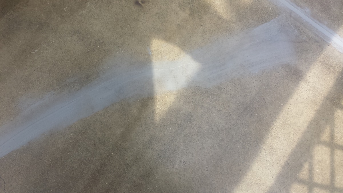 METADATA-START | 外壁塗装は神奈川県横浜市の塗装職人 Concrete surface with a diagonal pale stripe and shadows of a railing cast on the ground.