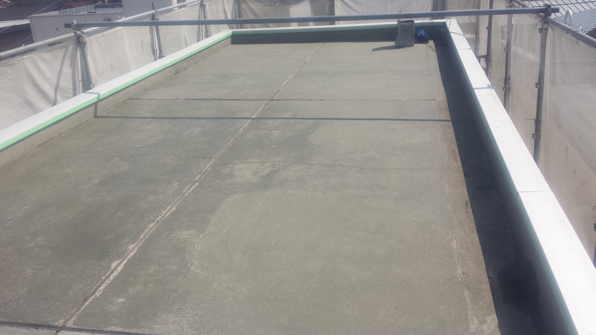 METADATA-START | 外壁塗装は神奈川県横浜市の塗装職人 Flat concrete rooftop with safety barriers along the edges and a few pipes visible at the far end.
