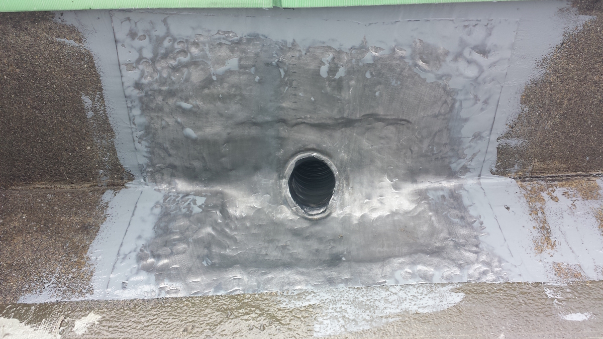 METADATA-START | 外壁塗装は神奈川県横浜市の塗装職人 Round drain set in a gray concrete surface with patchy waterproofing around it.