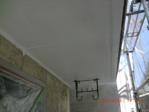CIMG0393 | 外壁塗装は神奈川県横浜市の塗装職人 Under an eave during renovation with scaffolding on the right and a black metal fixture hanging from the ceiling.