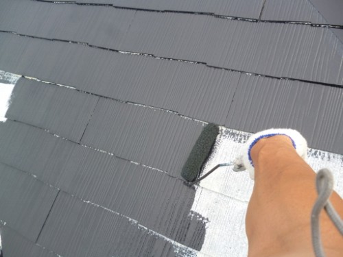 koushin_P1050851-1 | 外壁塗装は神奈川県横浜市の塗装職人 Person wearing a glove uses a paint roller to Coat dark gray roof shingles during painting.