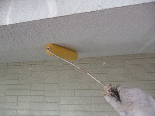 koushin_P1050869-1 | 外壁塗装は神奈川県横浜市の塗装職人 Gloved hand using a small yellow paint roller to apply paint to a ceiling edge.