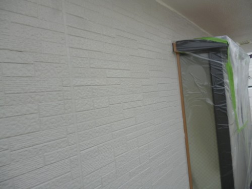 koushin_P1050875-1 | 外壁塗装は神奈川県横浜市の塗装職人 White textured exterior wall with a door covered in plastic sheeting for painting cauing renovation protection.