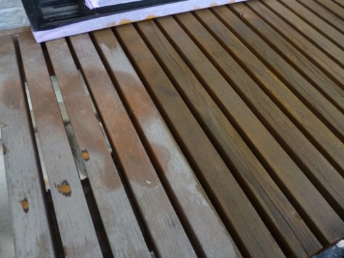 koushin_P1050910-1 | 外壁塗装は神奈川県横浜市の塗装職人 Weathered wooden deck boards with narrow gaps and small stains.
