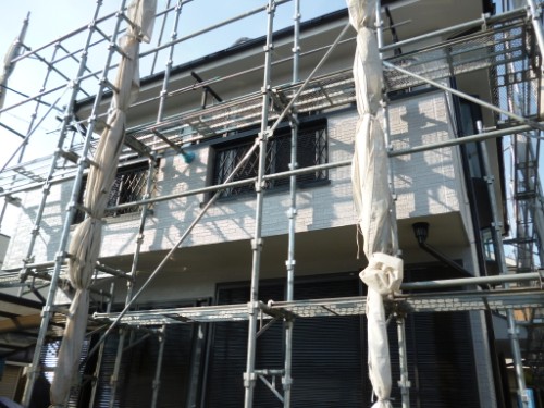 koushin_P1050916-1 | 外壁塗装は神奈川県横浜市の塗装職人 Three-story residential building surrounded by metal scaffolding for construction.