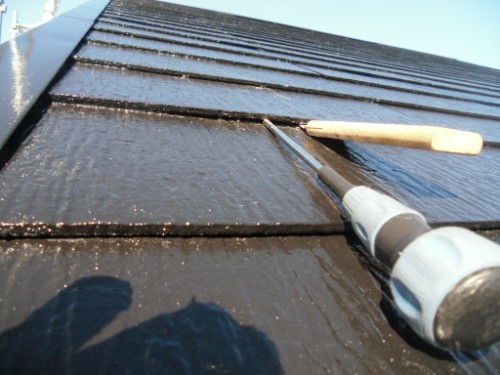 koushin_CIMG2679 | 外壁塗装は神奈川県横浜市の塗装職人 Cordless drill being used to fasten dark, wet roof shingles during repair work on the roof surface.