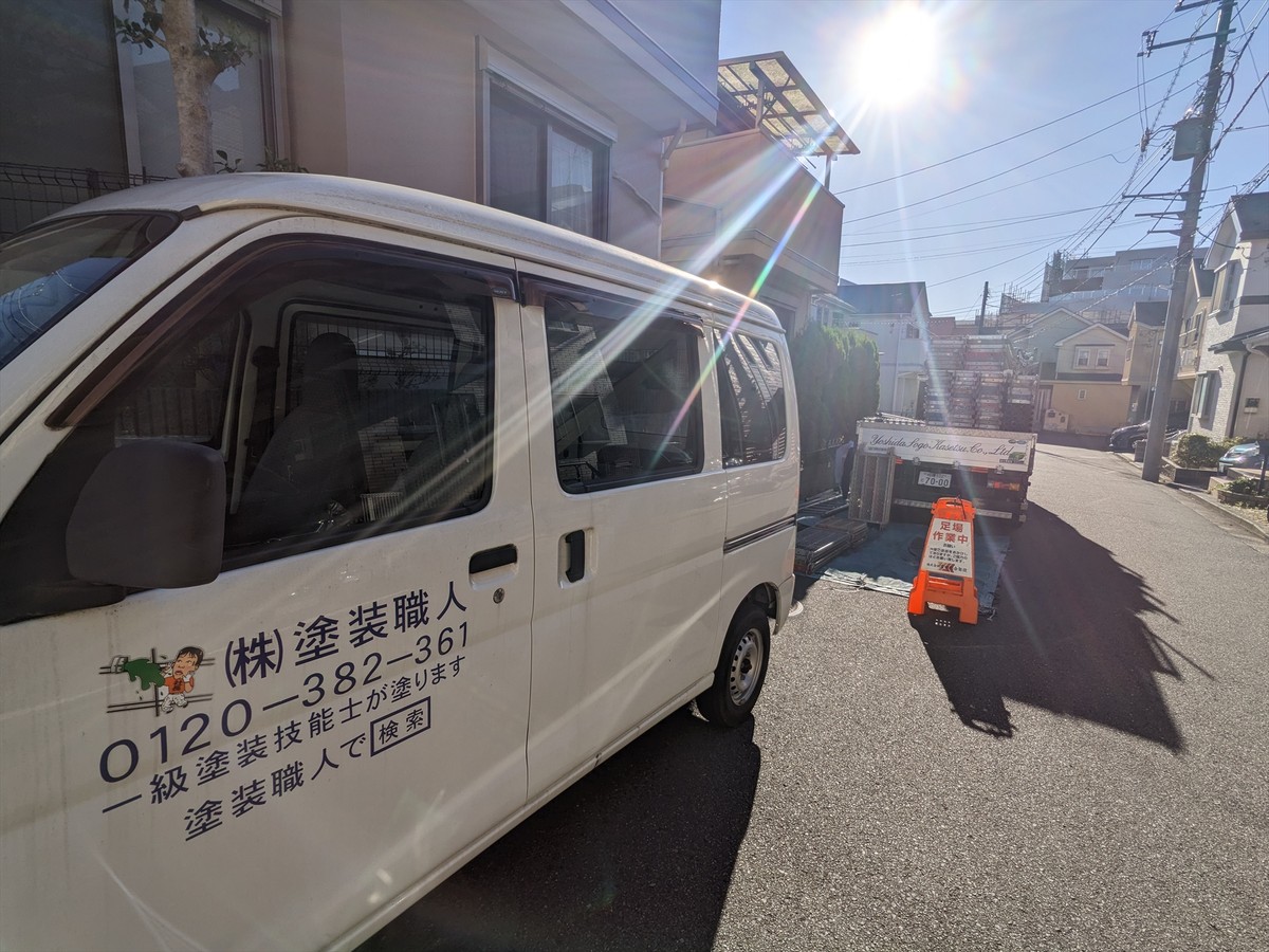 02-01_20231114_002 | 外壁塗装は神奈川県横浜市の塗装職人 建物前の道路を確認しながら行う足場材の搬入