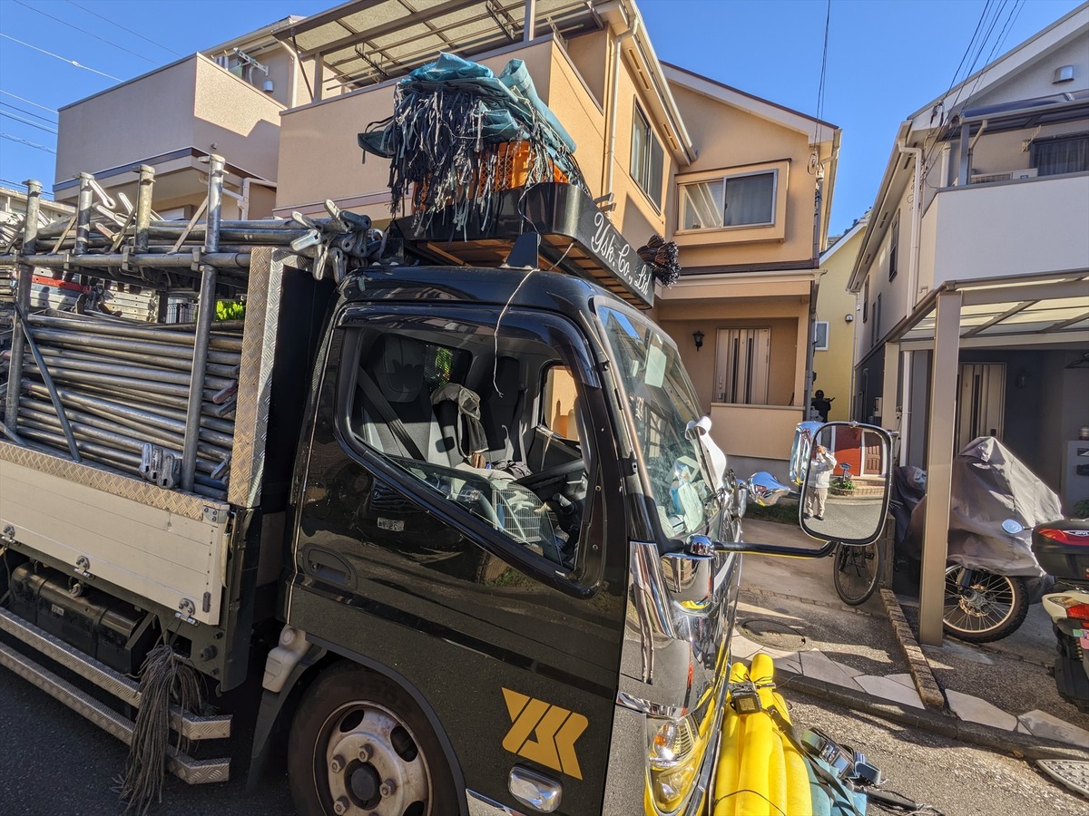 02-01_20231114_004 | 外壁塗装は神奈川県横浜市の塗装職人 トラックから足場材を降ろす作業