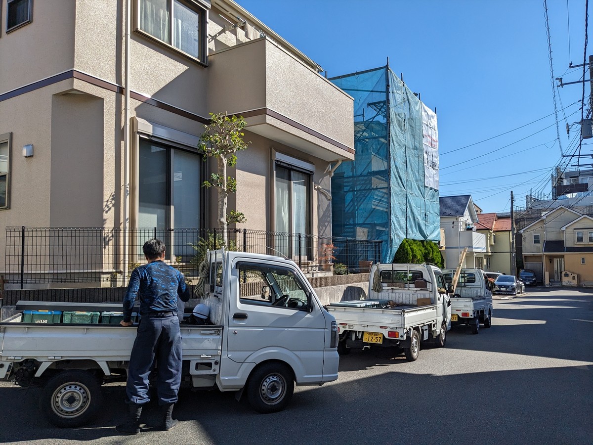 02-01_20231116_007 | 外壁塗装は神奈川県横浜市の塗装職人 屋根工事の資材搬入車両と現場周辺の状況