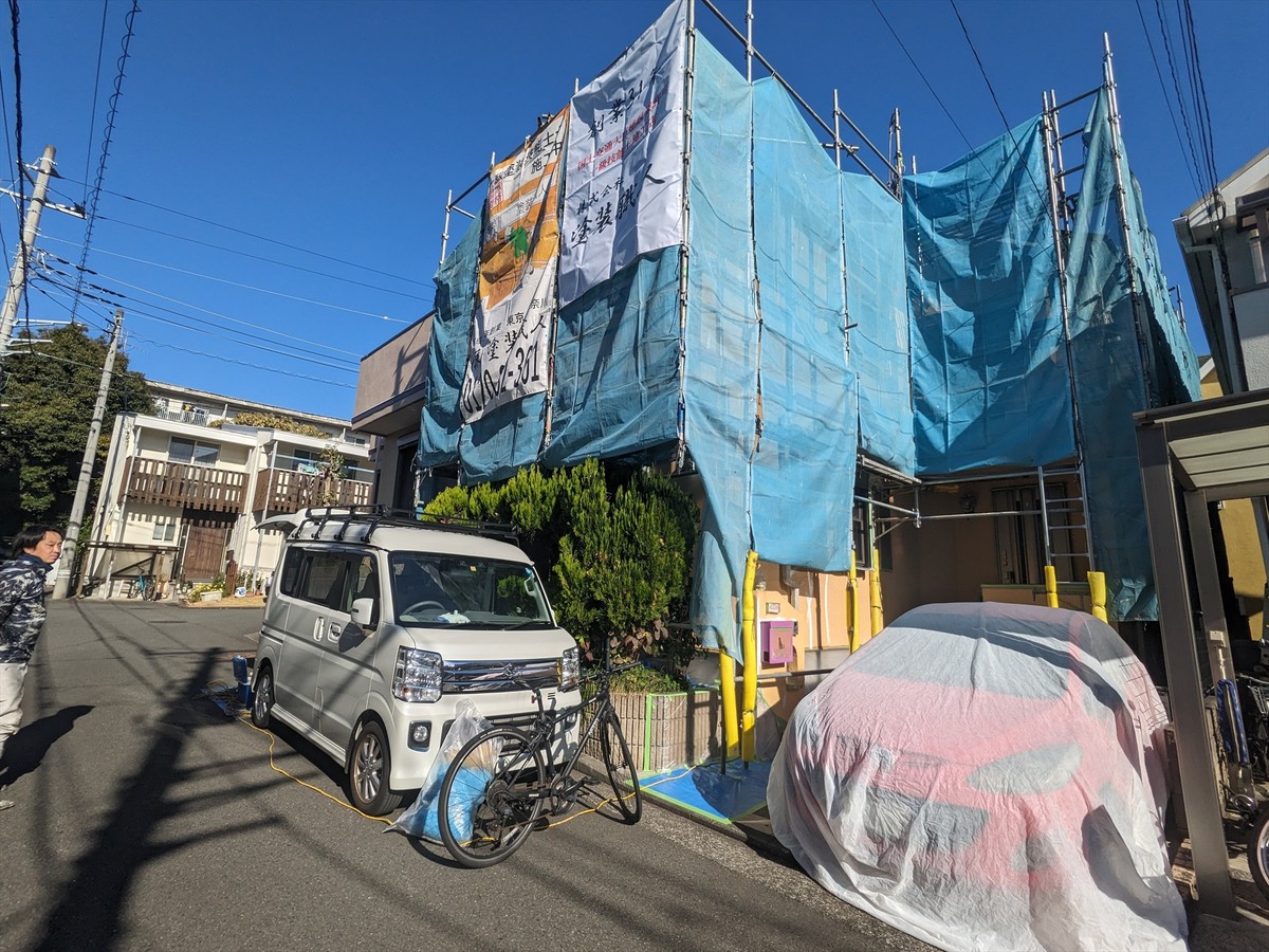 02-01_20231130_001 | 外壁塗装は神奈川県横浜市の塗装職人 飛散防止メッシュと車両カバーを設置した建物全景