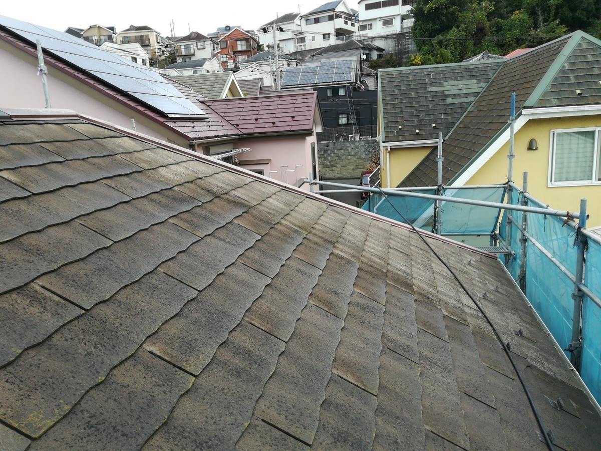 02-02_20231115_002 | 外壁塗装は神奈川県横浜市の塗装職人 色あせと汚れが見られる既存スレート屋根