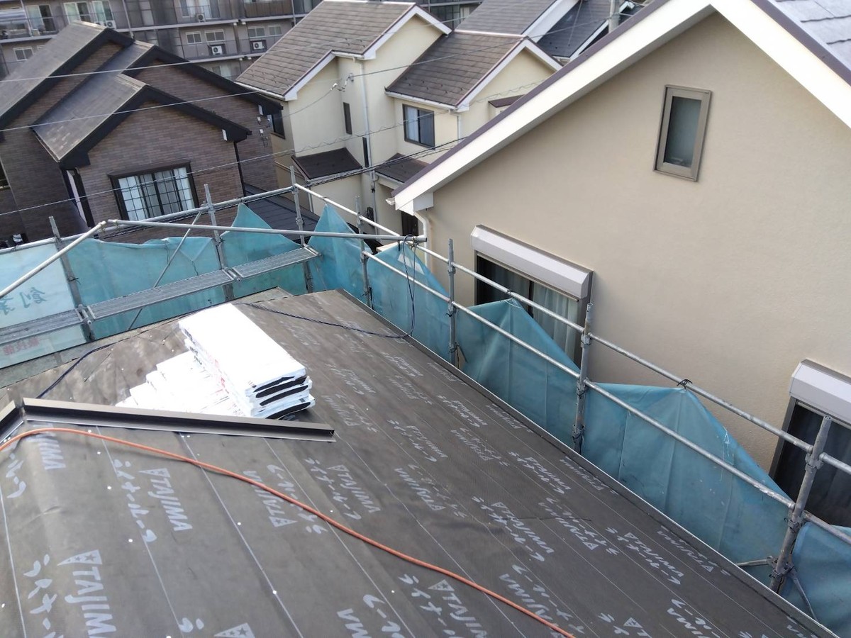 02-03_20231121_002 | 外壁塗装は神奈川県横浜市の塗装職人 複数の屋根面に連続して施工した防水紙