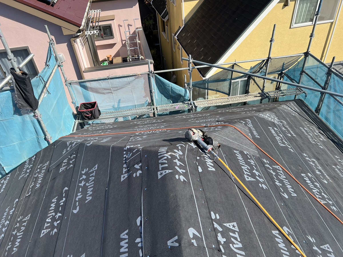 02-03_20231121_011 | 外壁塗装は神奈川県横浜市の塗装職人 作業中の屋根面と防水紙の重ね方向