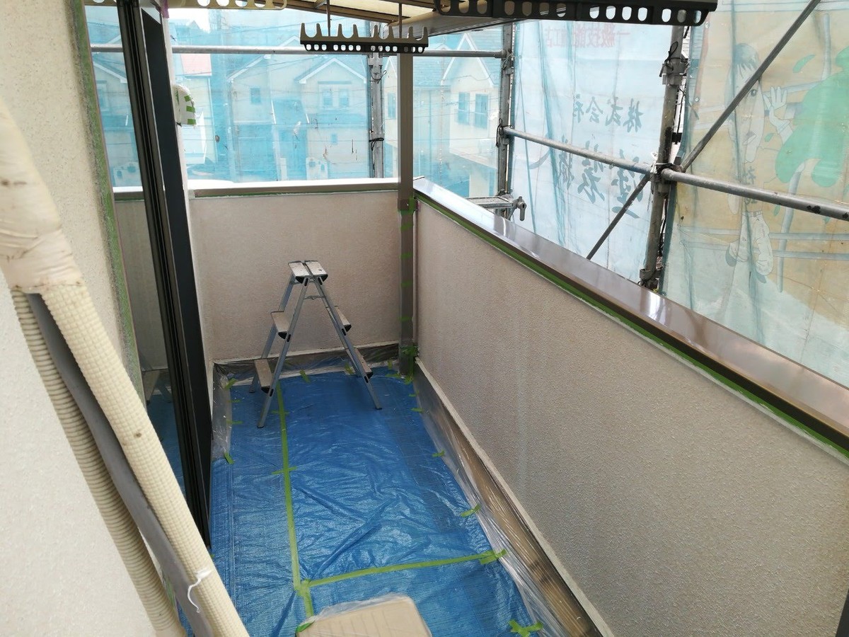 04-01_20231201_003 | 外壁塗装は神奈川県横浜市の塗装職人 床全面をブルーシートで覆ったバルコニー