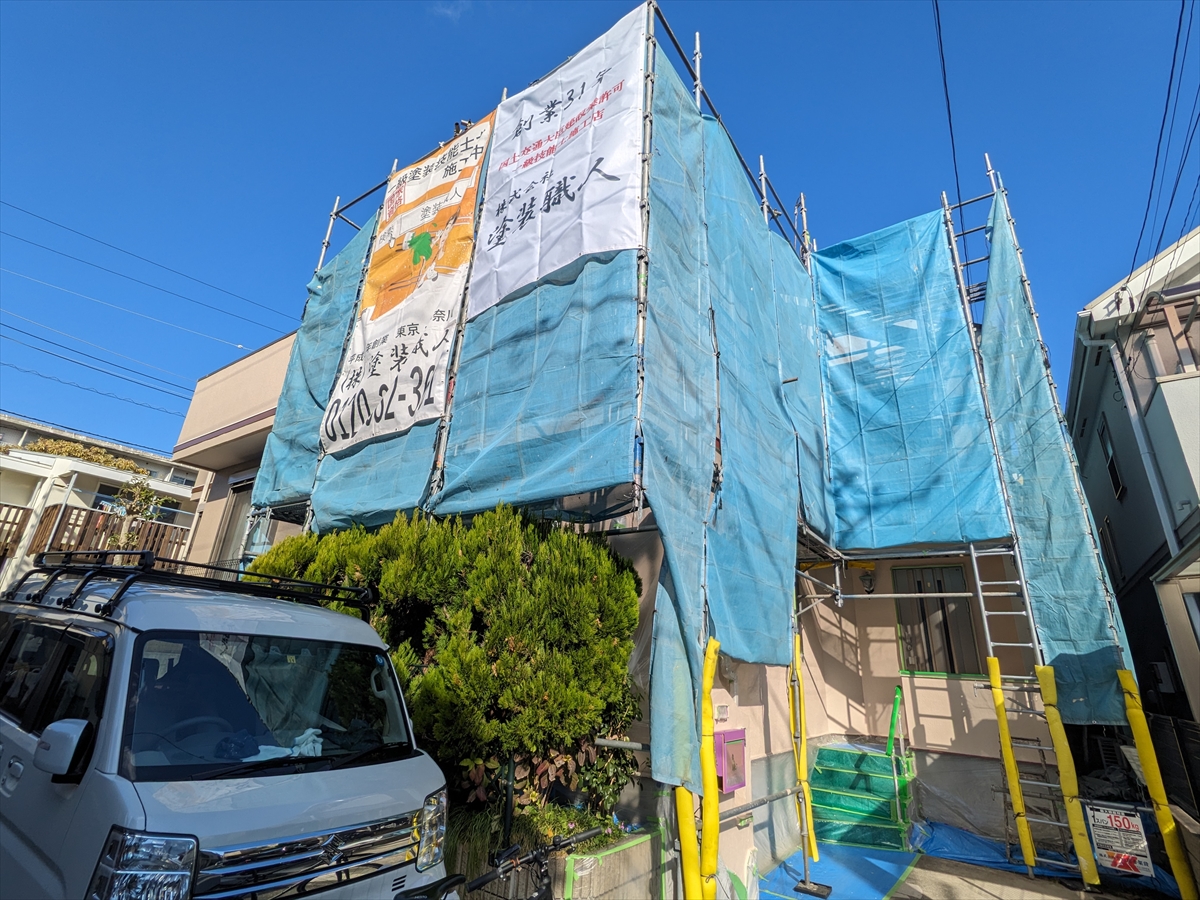 04-01_20231204_003 | 外壁塗装は神奈川県横浜市の塗装職人 メッシュシートで囲った塗装作業中の建物全景