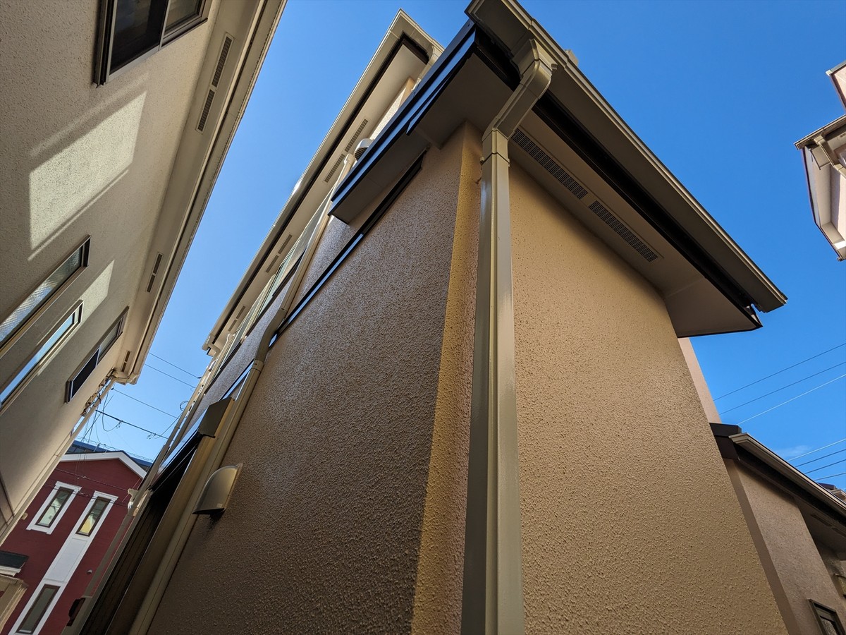 04-05_20231218_003 | 外壁塗装は神奈川県横浜市の塗装職人 建物側面と軒先の完成状態