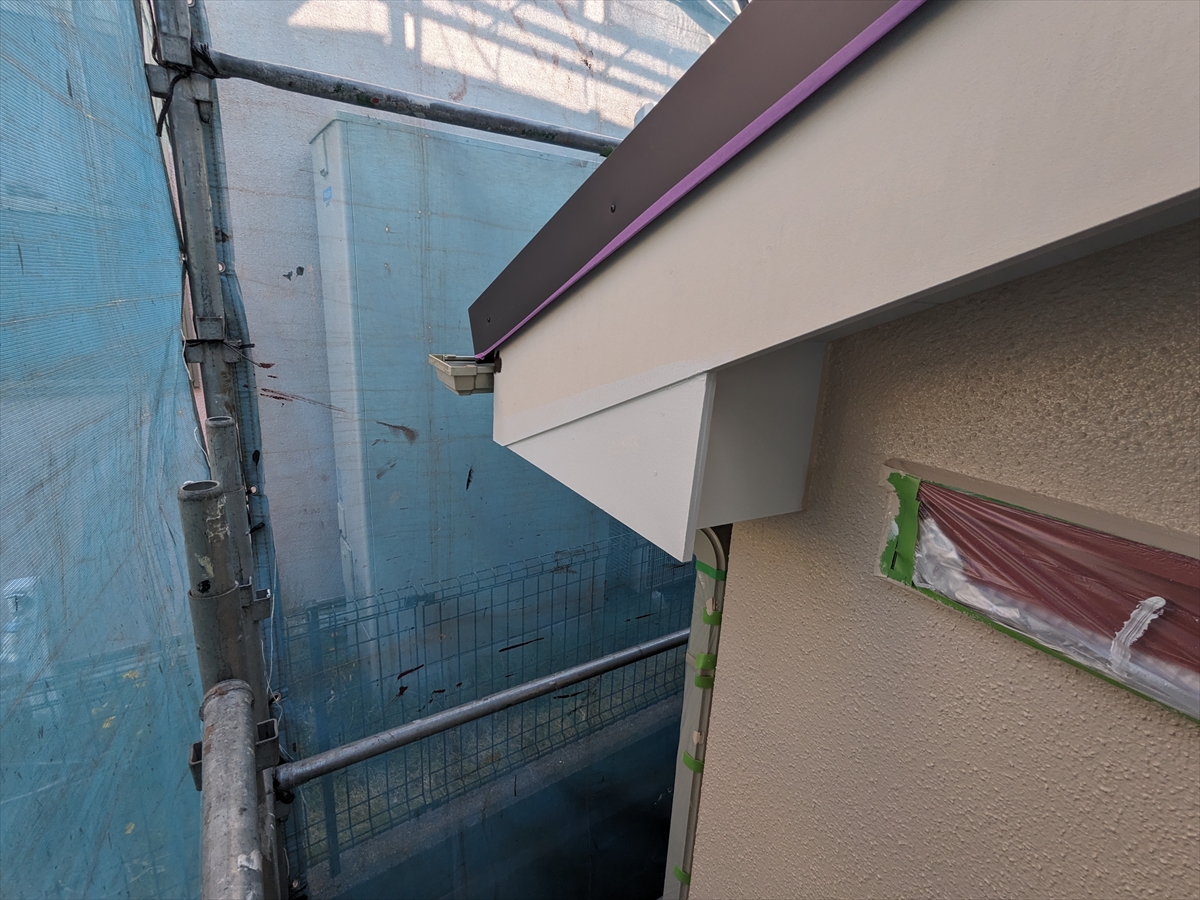 外壁と形状をそろえた破風板金コーナー