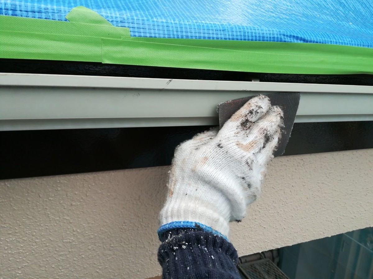 軒先見付け部の下地を整える作業