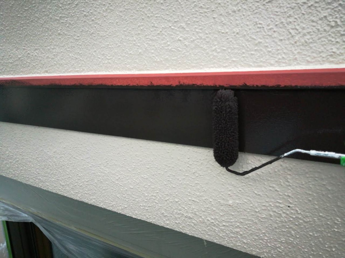 帯板へ上塗りして色むらを整える工程
