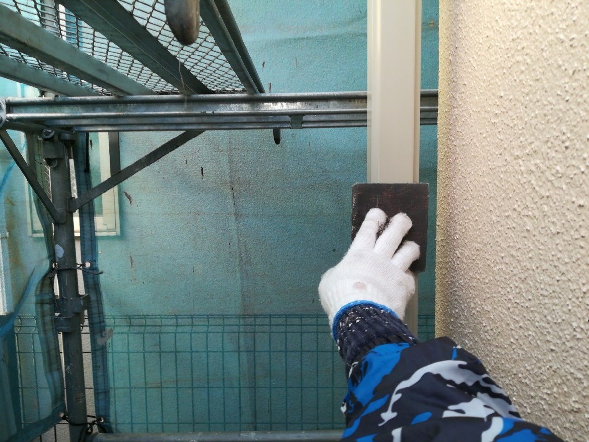 縦樋の裏側まで行う下地調整