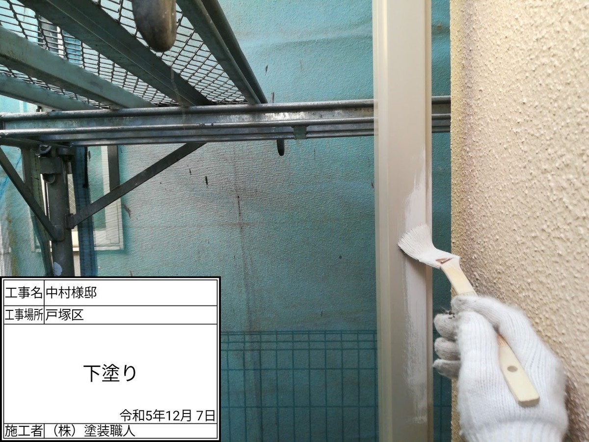 刷毛で行う縦樋の下塗り