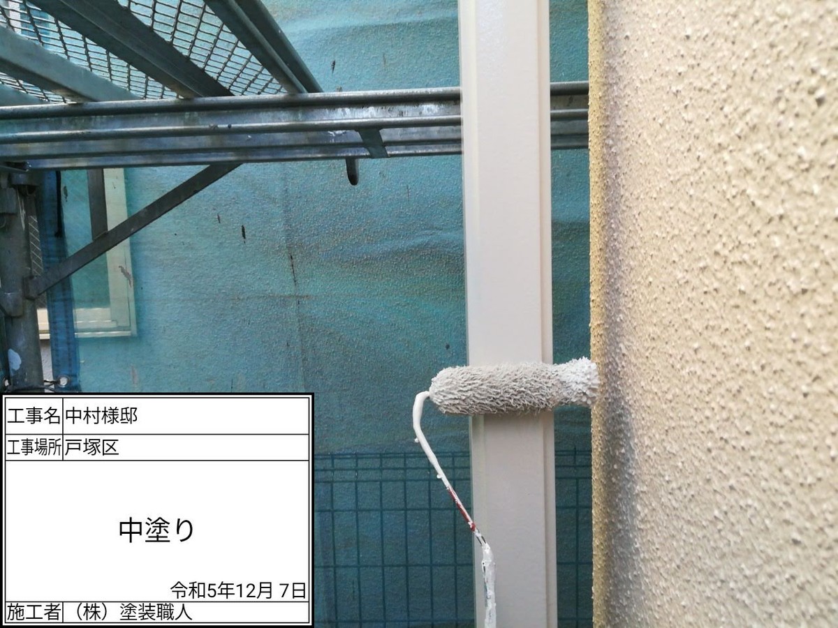 ローラーで行う縦樋の中塗り