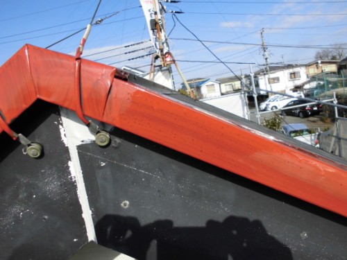赤色のサビ止めを塗布した屋根の雨押さえ