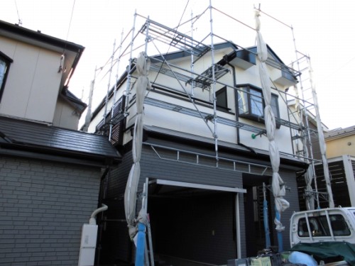 アイボリーとグレーに塗り分けた住宅の塗装完了後の外観