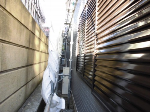 塗り替えを終えて光沢が出た雨戸