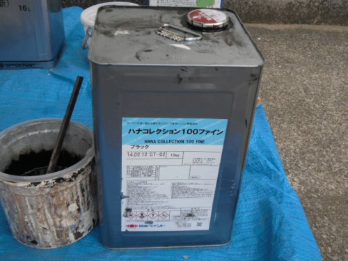 koushin_CIMG1299-1 | 外壁塗装は神奈川県横浜市の塗装職人 Metal can of Hana Collection 100 Fine paint with blue label, on a blue tarp beside a paint bucket and brush.