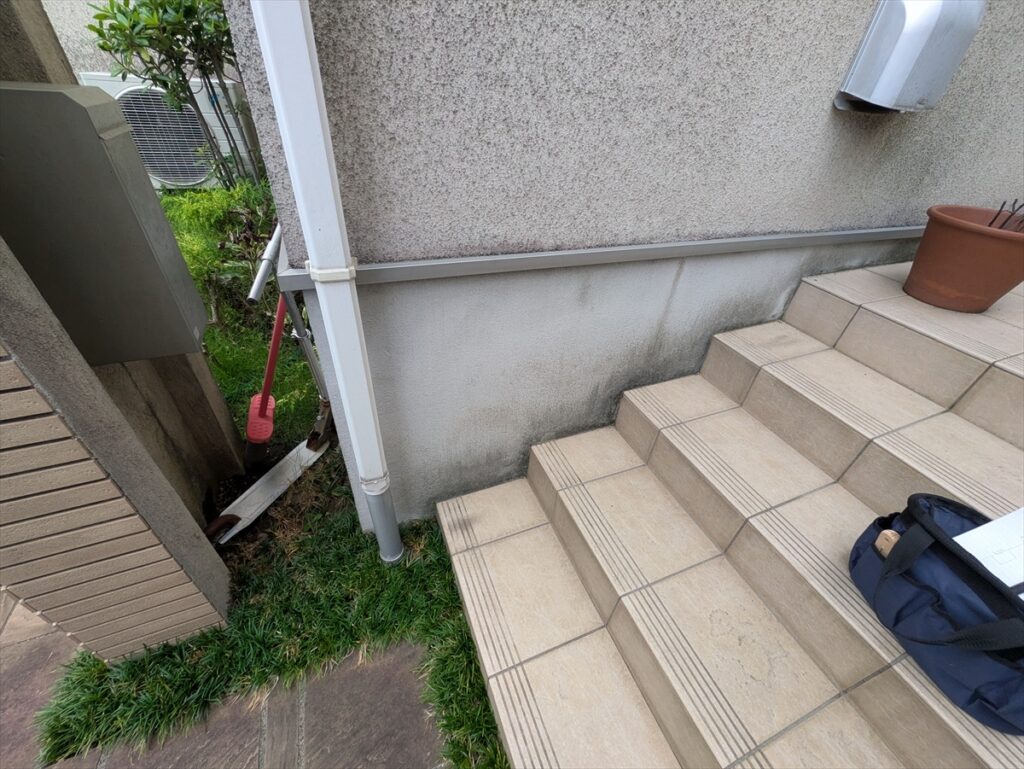 玄関階段脇の基礎、水切り、縦樋
