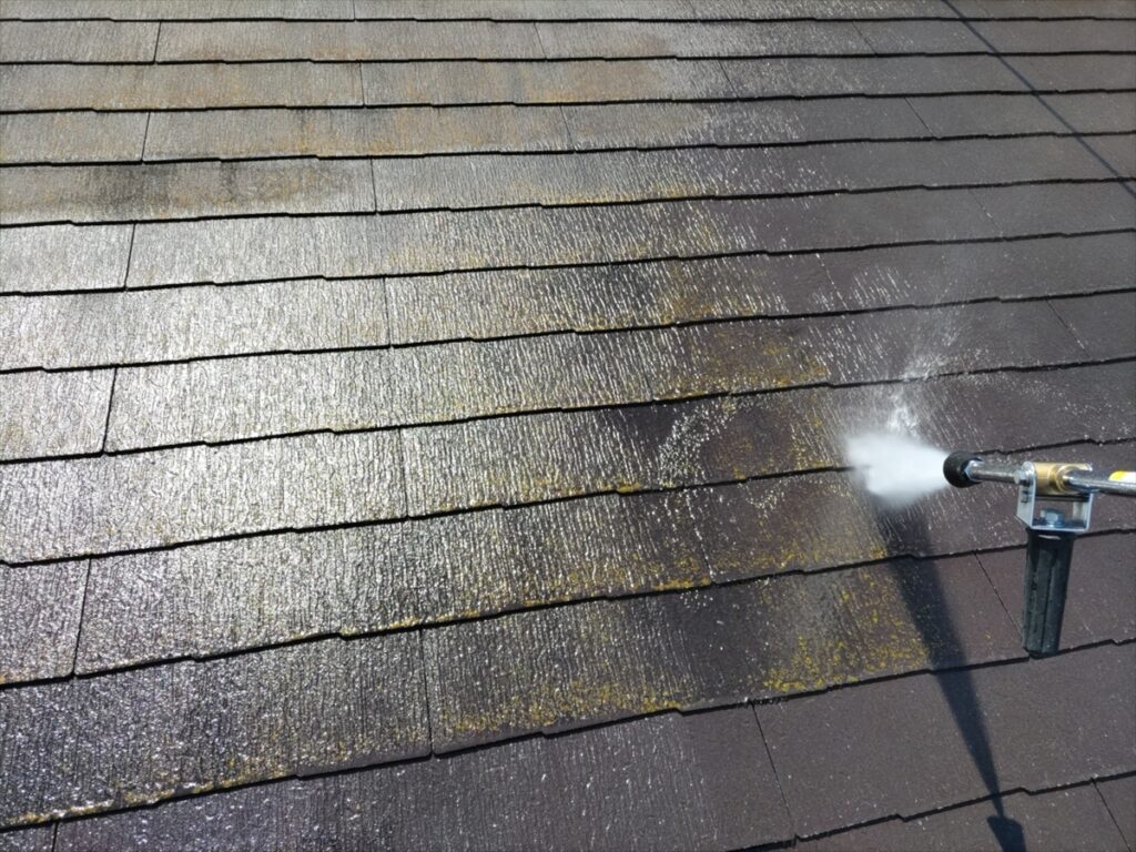 ノズルから屋根面へ水を噴射する高圧洗浄